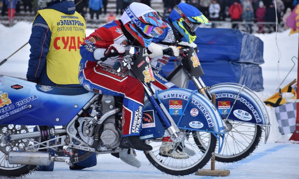 moto100220 1