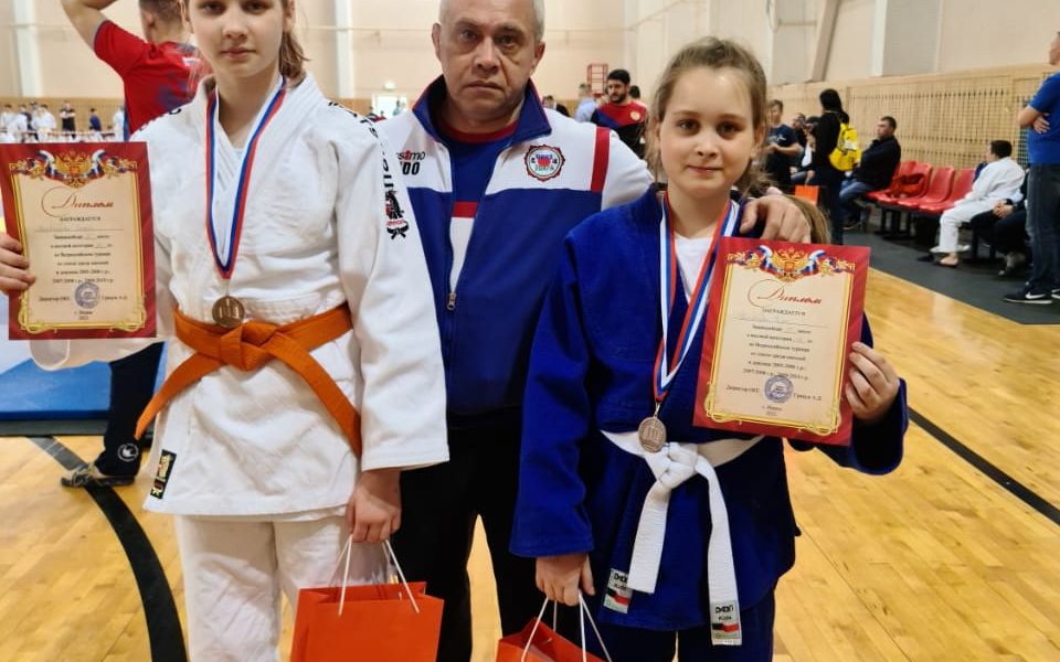 Александр Лукиных гордится своими воспитанницами Софьей Медведевой (слева) и Кирой Казанцевой (справа)