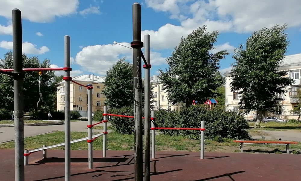 Чем не понравилась спортивная площадка - неизвестно.