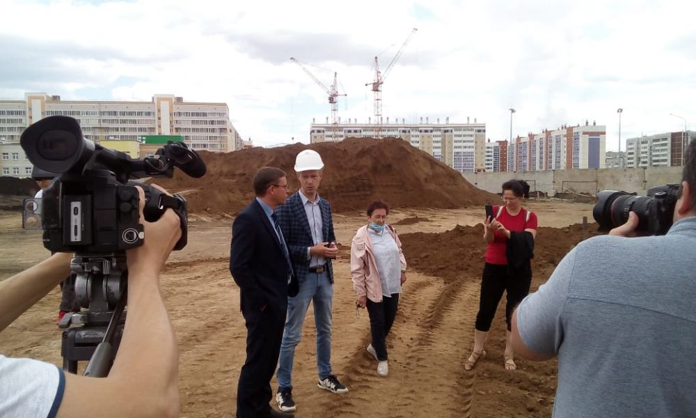 Алексей Герасимов и Максим Кузнецов обсуждают предстоящее строительство