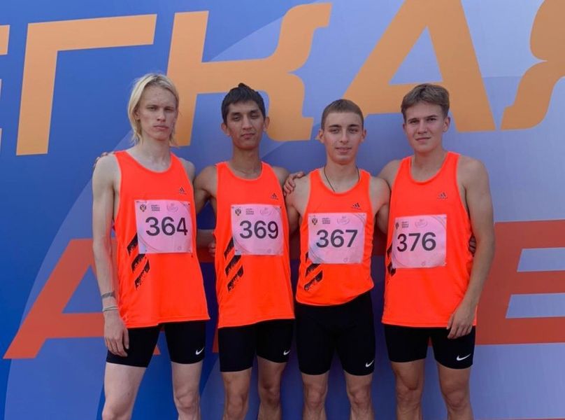 Сборная Свердловской области после финиша. Егор Колотилов второй справа.