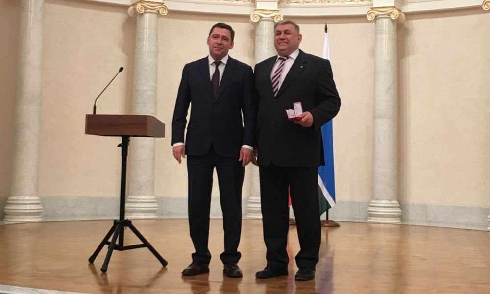 Сергей Щербинин получает не первую награду из рук губернатора.