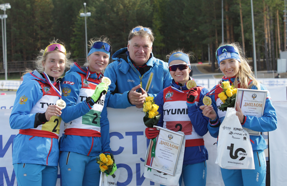 Сборная Свердловской области - чемпионы России. Первая слева Тамара Дербушева