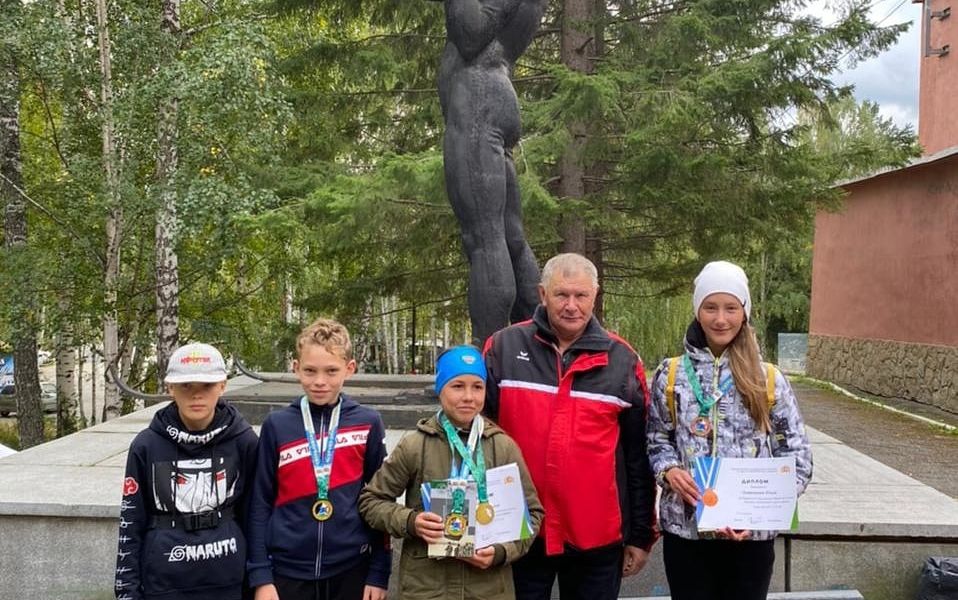 Василий Чемезов со своими воспитанниками.