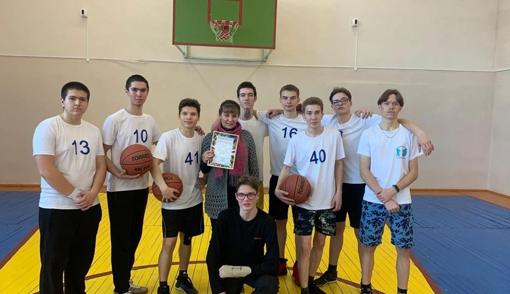 Победители из Покровской школы со своим преподавателем физкультуры Натальей Кожевниковой.