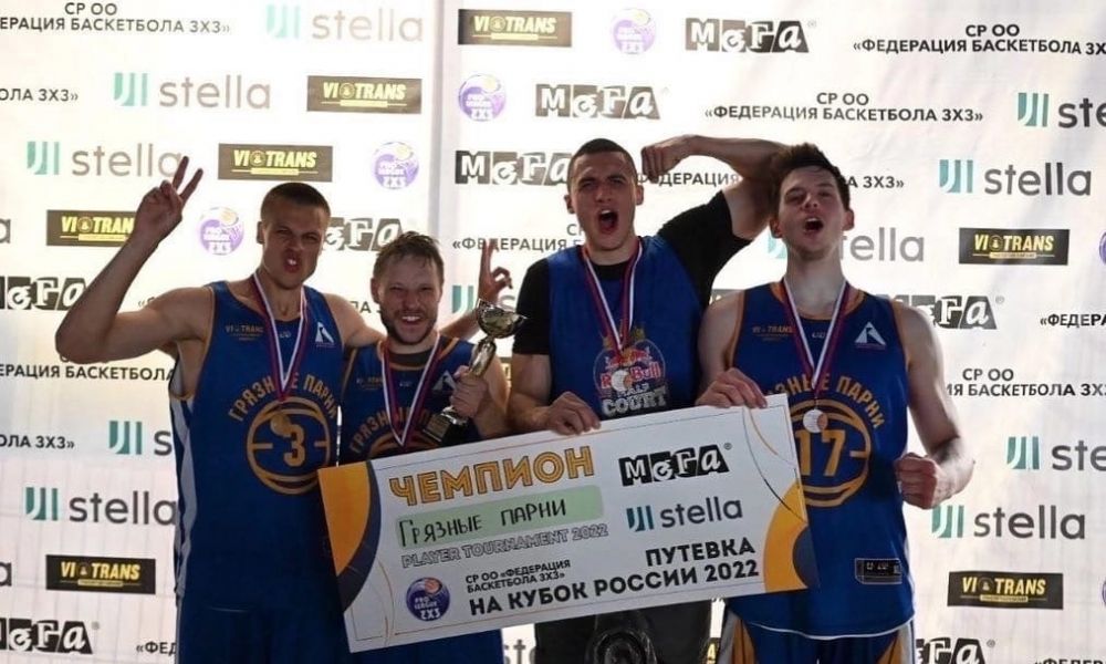 "Грязные парни" в Кубке России. С нами звездный Игорь Лубенченко (№5). А второй слева Сергей Вяткин - человек, который был в команде со дня ее основания.
