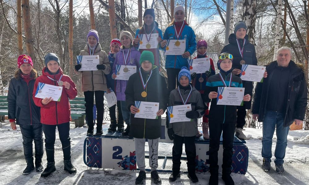 На вершине пьедестала каменская биатлонная команда 11-12-летних чемпионов.