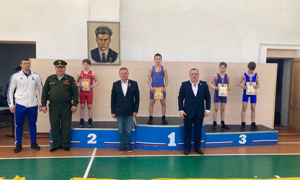 Роман Замалутдинов на верхней ступени пьедестала почета.