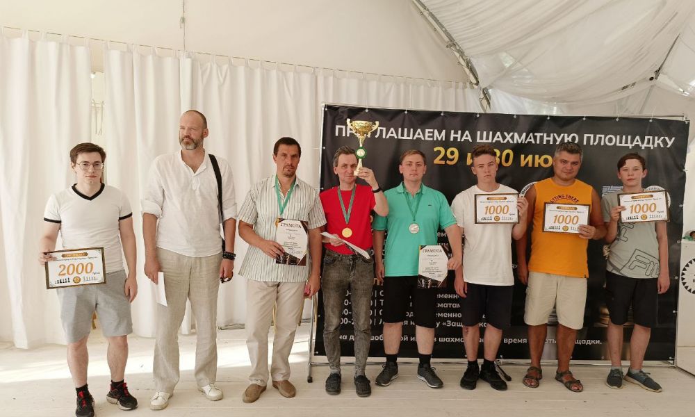 Звезды шахматного турнира. Денис Чернышев первый справа.