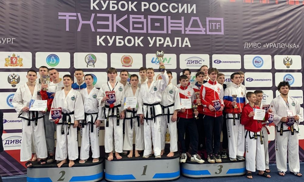 Каменцы на первой и второй ступени пьедестала почета.