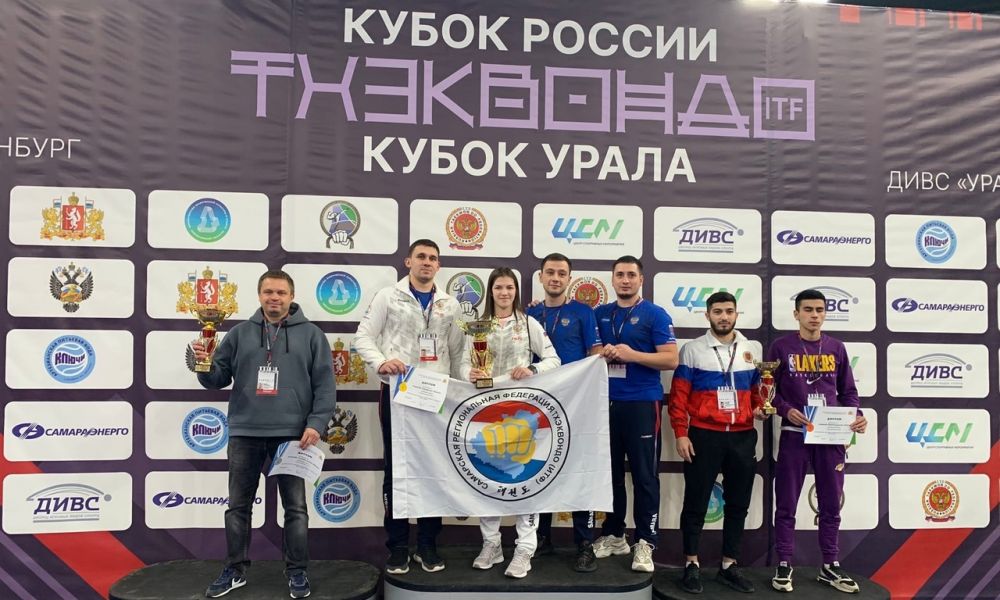 Денис Тихонцев (первый слева) с очередной каменской наградой.