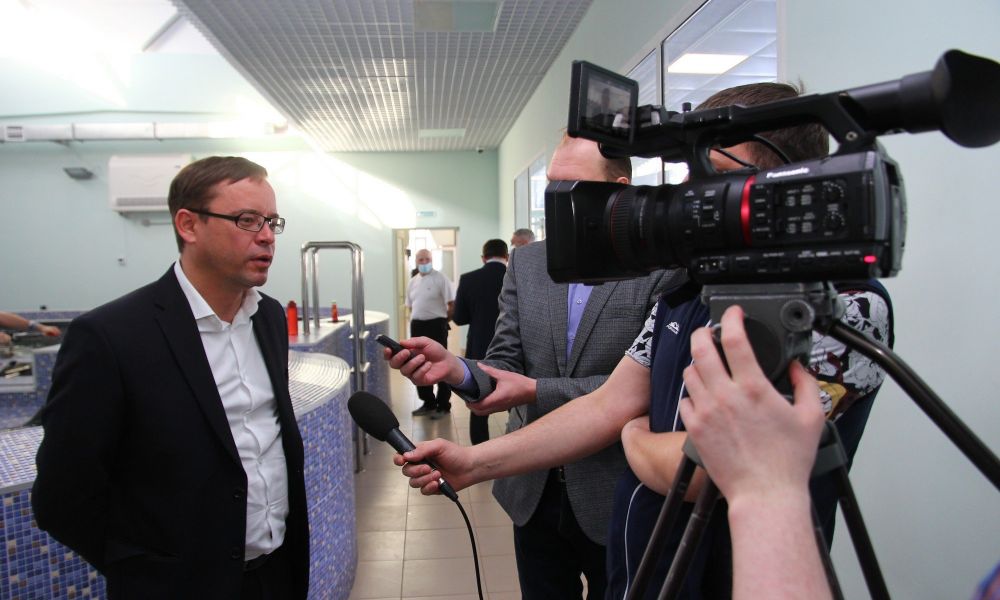 Глава города Алексей Герасимов с удовольствием говорил с журналистами о конкурсе "Спортсмен года".