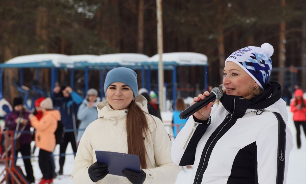 Депутат Заксобрания Анна Соломеина приветствует участников соревнований.