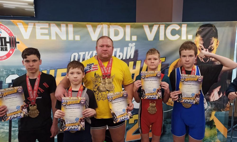 Каменские призеры первенства области с одним из своих тренеров Николаем Пышмынцевым (в центре)
