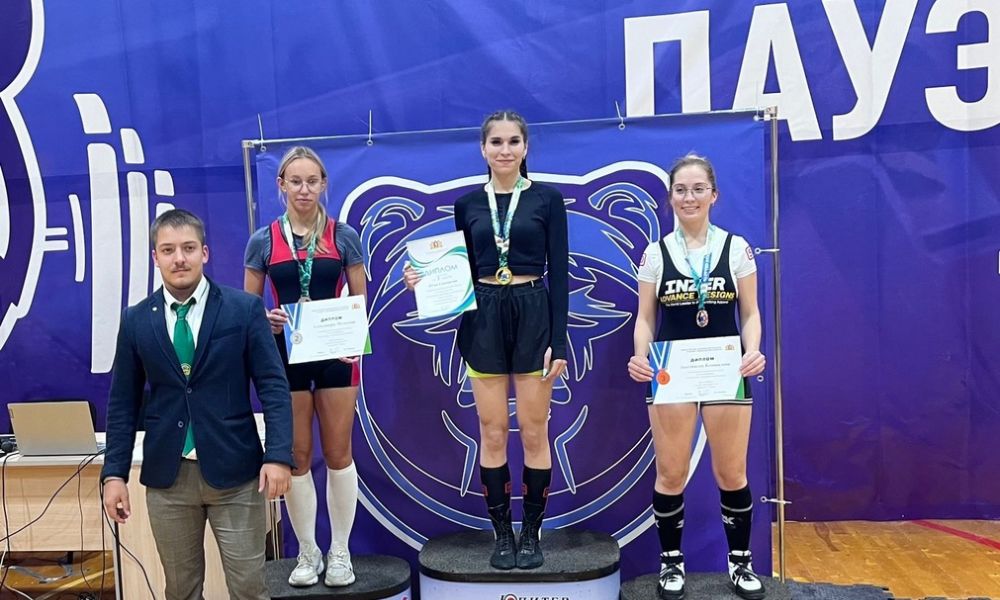 Юлия Свидерская на высшей ступени пьедестала почета.