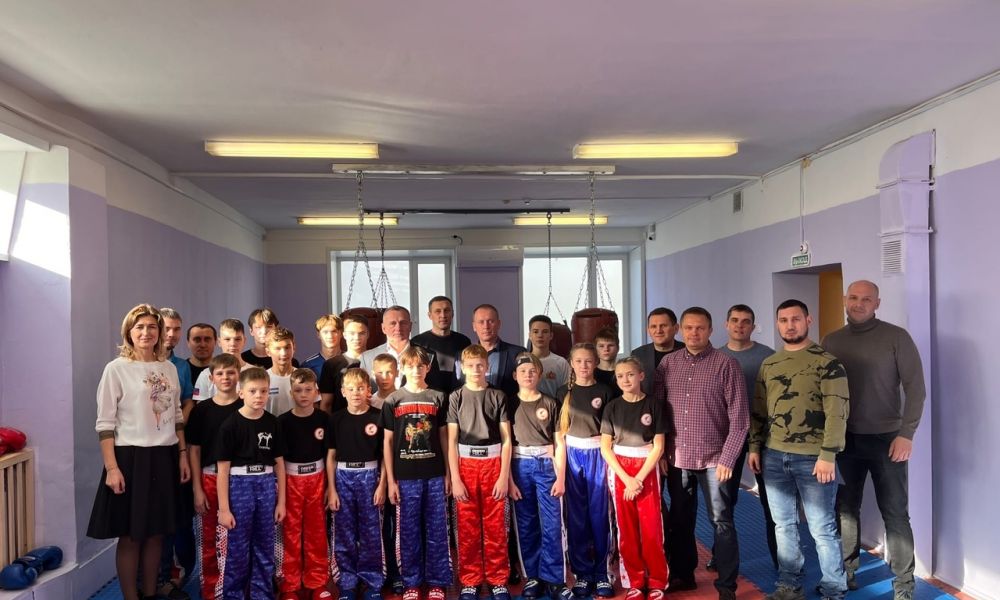Глава района Сергей Белоусов с легендарными и будущими звездами каменского спорта.