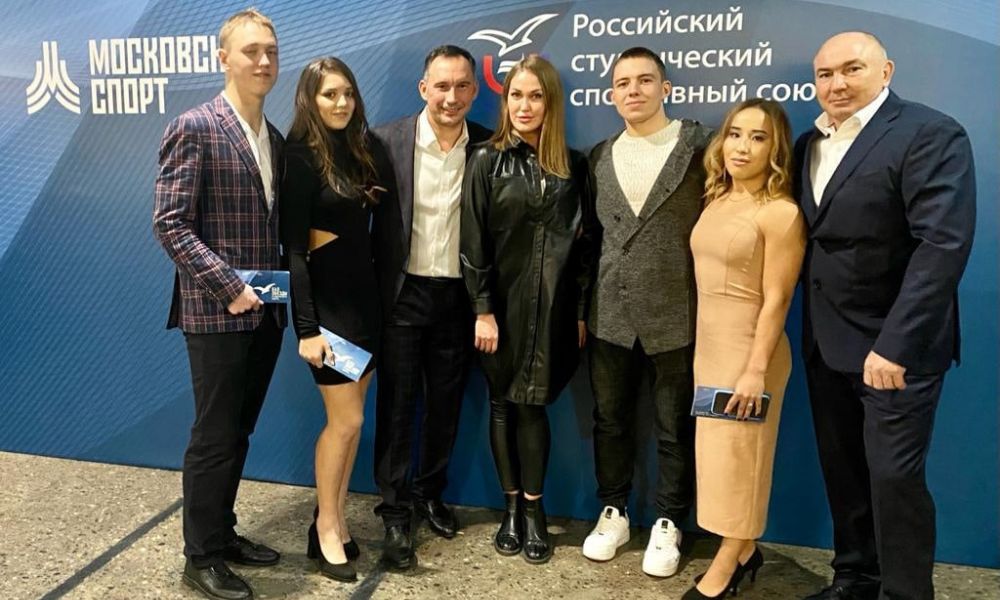 Александр Силкин (третий справа) на бале "Звезд студенческого спорта"