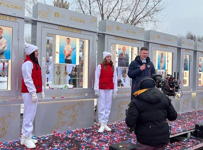 Интервью на фоне собственной стелы