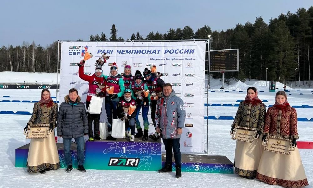 Тамара Дербушева (третья слева во втором ряду) на цветочной церемонии награждения в Ижевске.