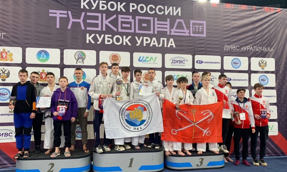 На второй ступени пьедестала почета команда каменских парней 14-17 лет.