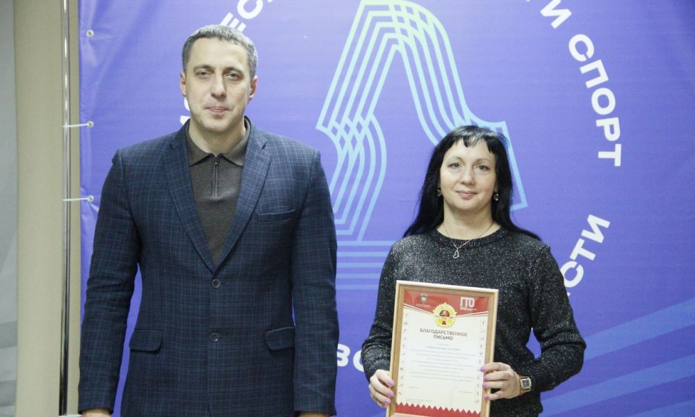 C благодарственным письмом один из лидеров каменского ГТО Оксана Устинова.