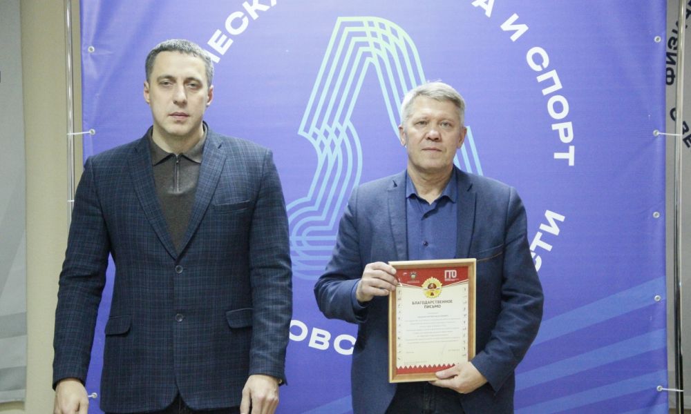 Алексей Терентьев и главный в Каменске по ГТО Сергей Казаков с заслуженной наградой.