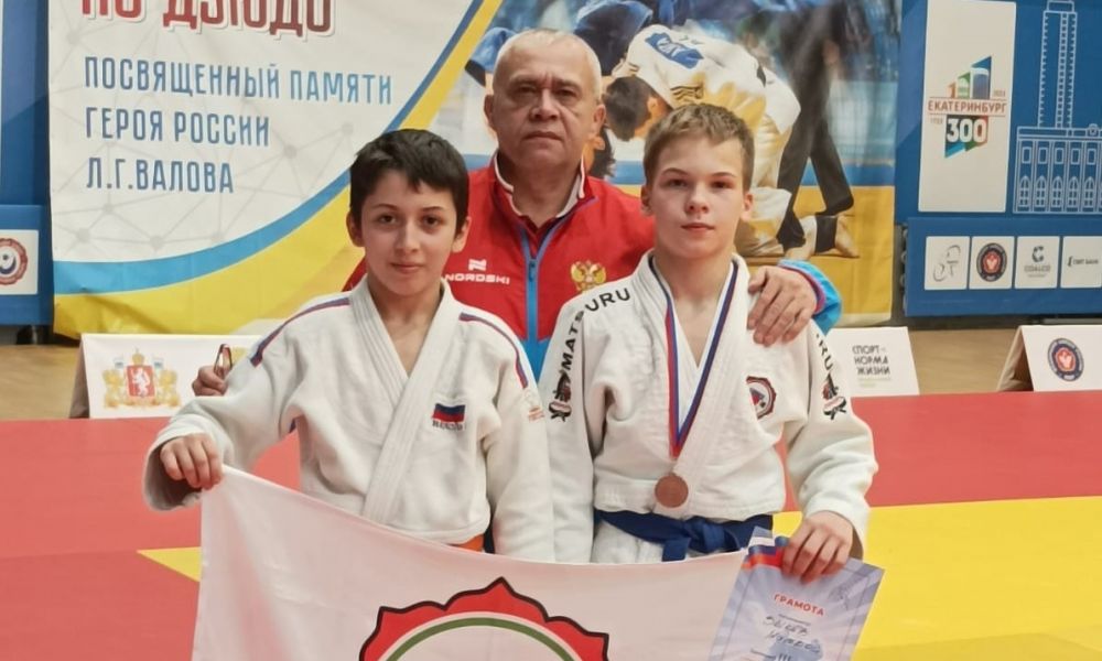 Тренер клуба «Каменск-Явара» Александр Лукиных со своими воспитанниками Матвеем Зыковым (справа) и Исламом Алибековым