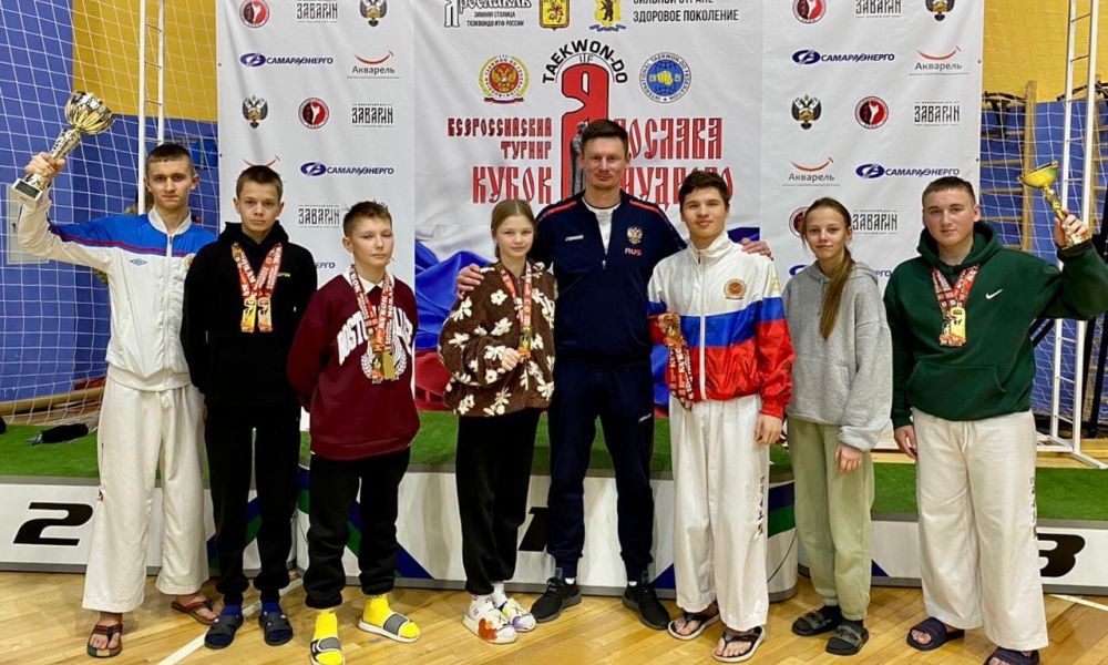 Андрей Кресс со звездной каменской командой.