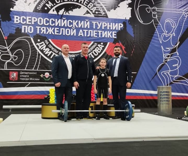 Семен Дегтярев получает поздравление от олимпийских чемпионов Павла Кузнецова (первый слева) и Дмитрия Берестова (первый справа)