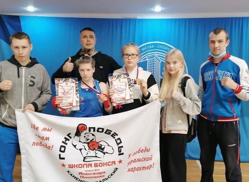 Дарья Комарова и Арина Судакова (с грамотами, слева направо) со своим наставником Никитой Пискуновым (первый слева)