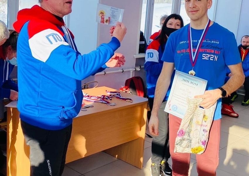Сергей Казаков, руководитель Центра развития физической культура и спорта, награждает призеров фестиваля.