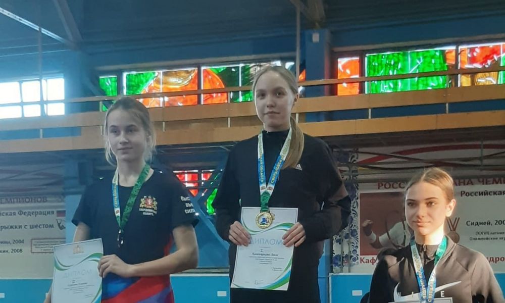 Ольга Каменщикова (в центре) с золотом первенства области.