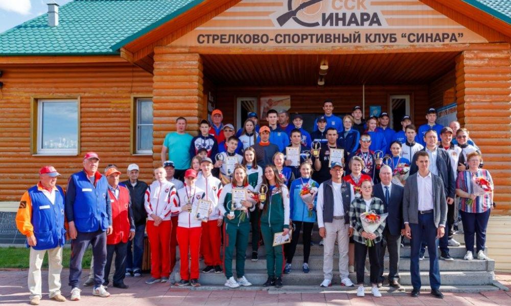 Глава города Алексей Герасимов с участниками соревнований.