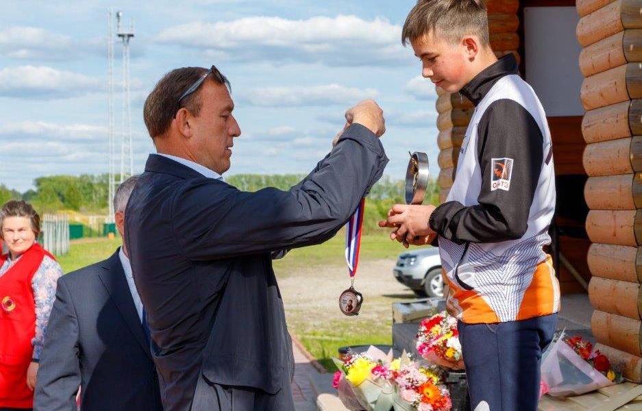 Управляющий директор "СинТЗ" Вячеслав Гагаринов награждает победителя.