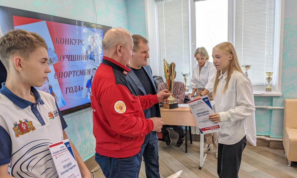 Ольга Каменщикова получает награду лучшей спортсменки лета в Каменске.