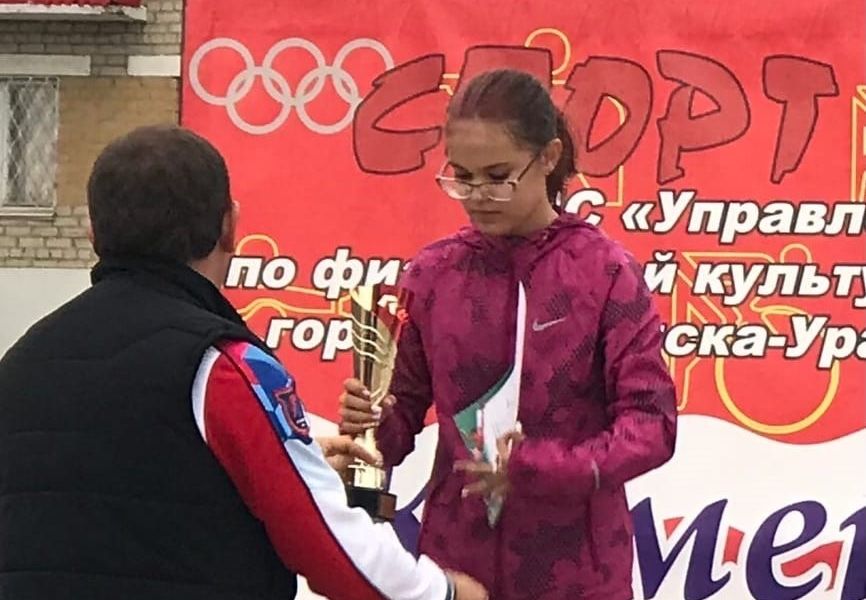 Яна Сударская, показавшая лучший результат, получает свою очередную награду.