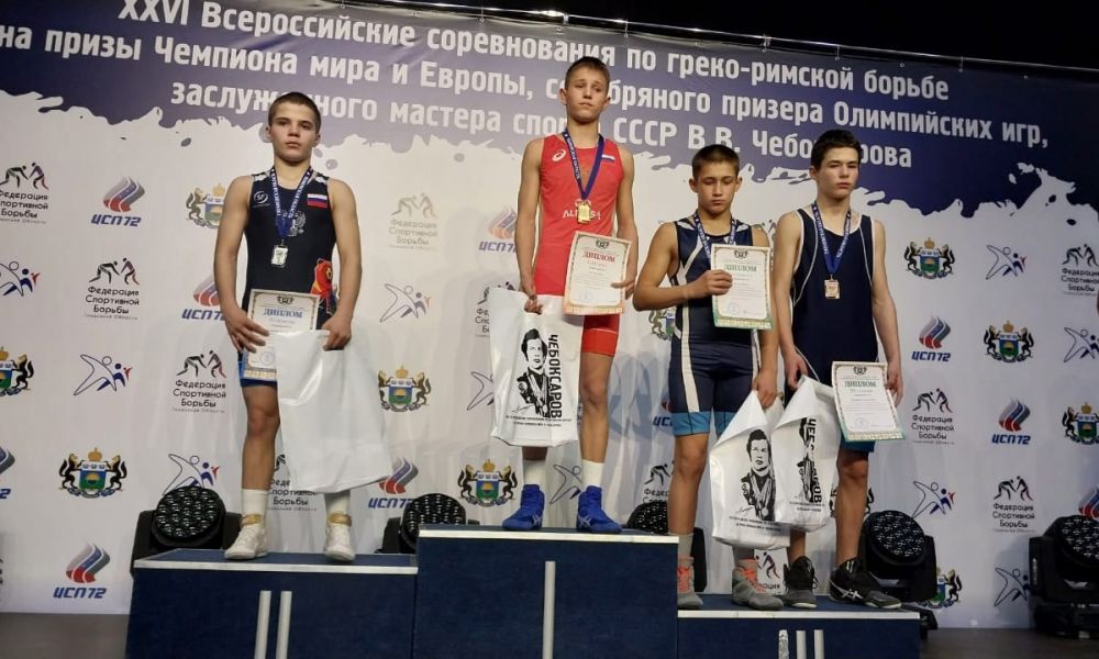 Александр Казанцев (первый справа) на пьедестале почета.
