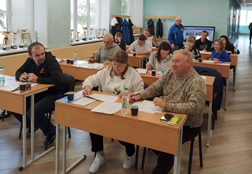 Даже настоящим мастерам иногда приходится садиться за парты.
