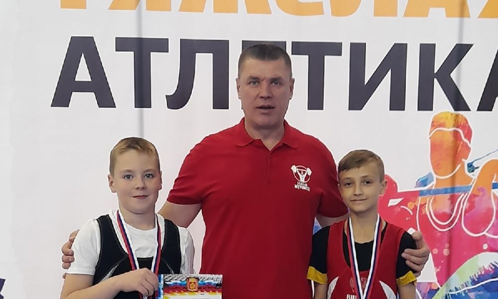 Артем Оплетаев (слева) и Юрий Лосев (справа) со своим наставником Александром Иглиным.