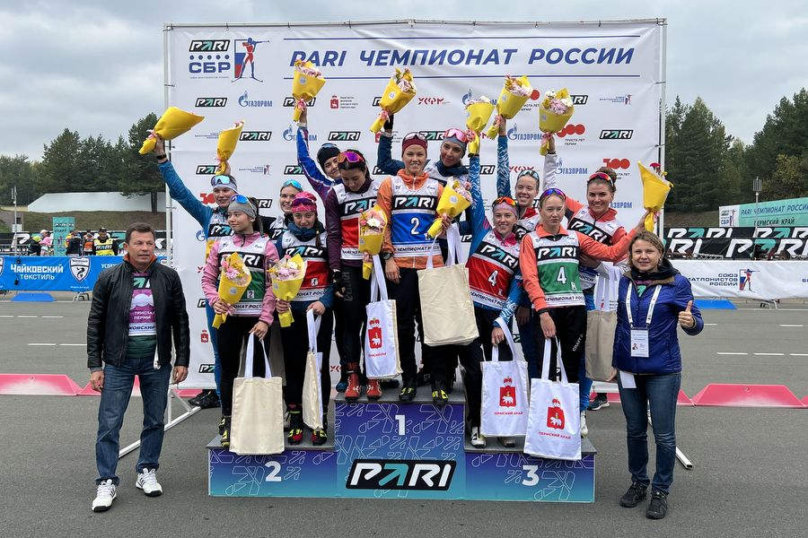 Сборная Свердловской области на второй ступени пьедестала почета.