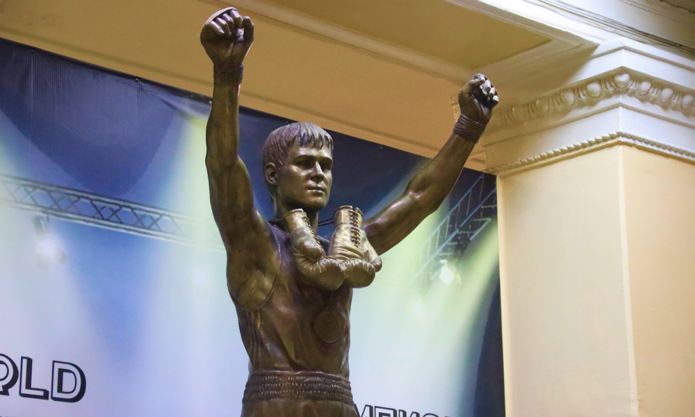 Скульптура легендарного боксера Юрия Александрова в фойе дворца спорта. Действительно есть повод для радости.