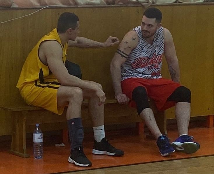 За пределами площадки у игроков "Баскура" и "Металлурга" хорошие отношения. Кроме того, вместе играют за команду "Грязные парни" в баскетболе 3Х3
