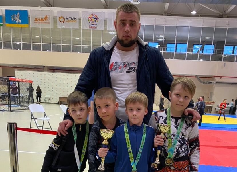 Андрей Ипатов со своими воспитанниками.