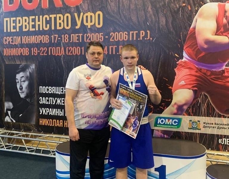 Тренер Евгений Медведев со своим воспитанником Богданом Сотчихиным, завоевавшим серебро на первенстве УрФО.