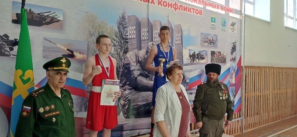 Дмитрий Нурушев на высшей ступени пьедестала почета