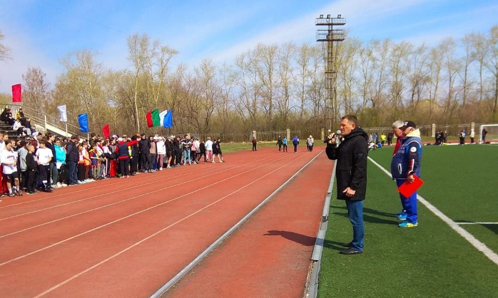 Начальник управления по физической культуре и спорту города Павел Гиматов поздравил участников эстафеты с удачными стартами