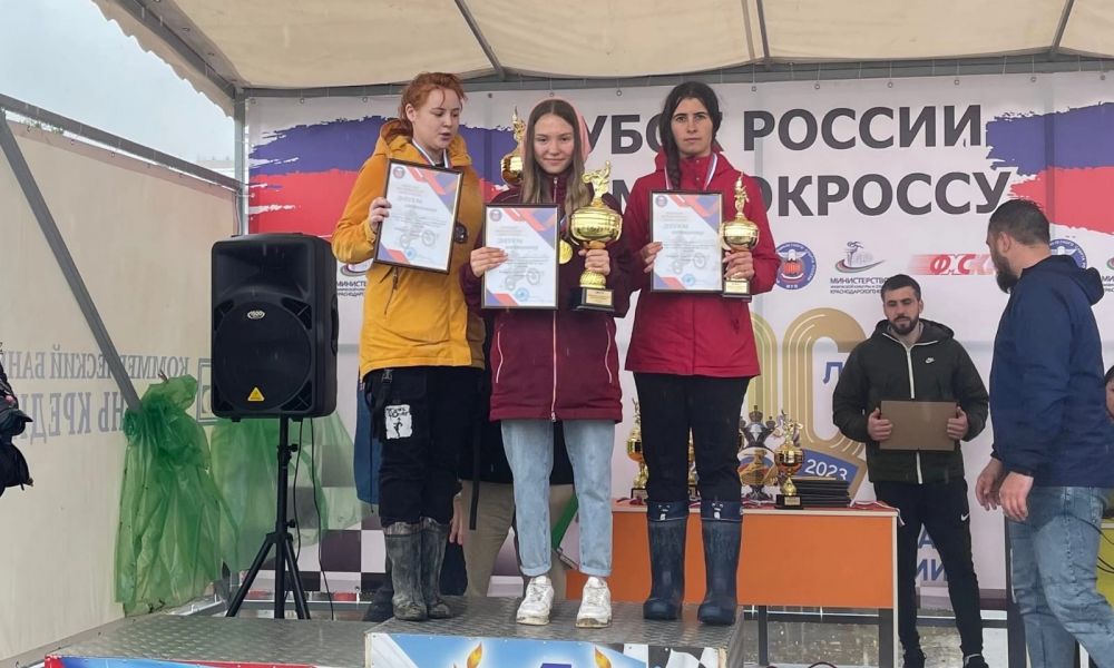 Анастасия Ядренникова (первая справа) - бронзовый призер Кубка России.