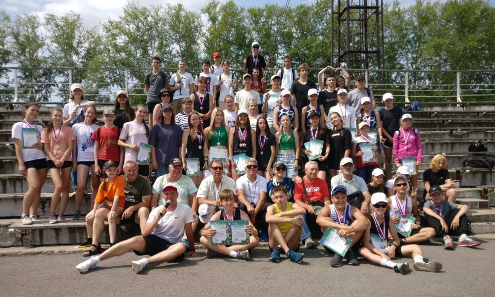 Призеры чемпионата, их наставники и судьи