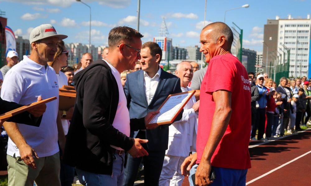 Благодарности вручил глава города Алексей Герасимов