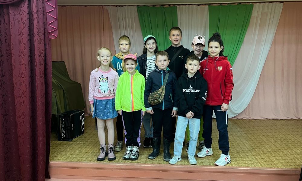 Алина и Арсений (первые справа) на той самой встрече, на которой и решено было организовать поездку